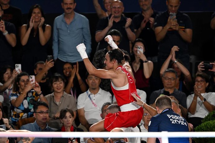 Archivo - La boxeadora argelina Imane Khelif celebra su medalla de oro en Paris 2024
