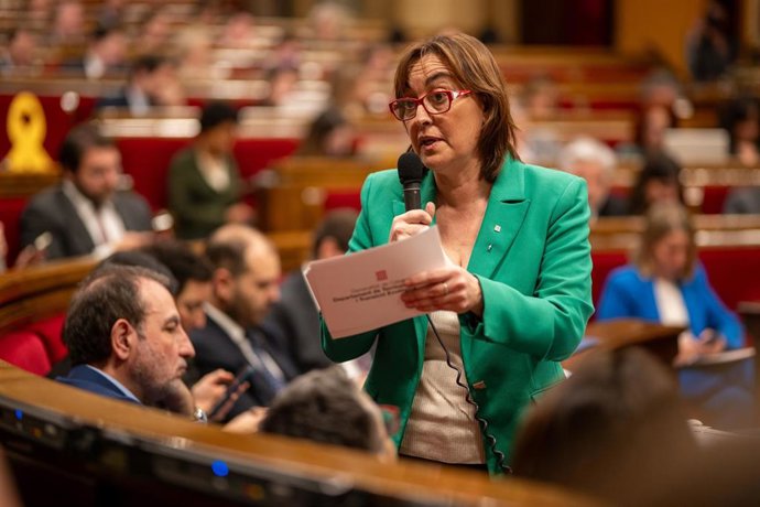 La consellera de Territorio, Habitatge y Transició Ecològica de la Generalitat y diputada al Parlament de Catalunya, Sílvia Paneque, durante una sesión de control al presidente de la Generalitat, en el Parlament, a 12 de febrero de 2025, en Barcelona, Cat