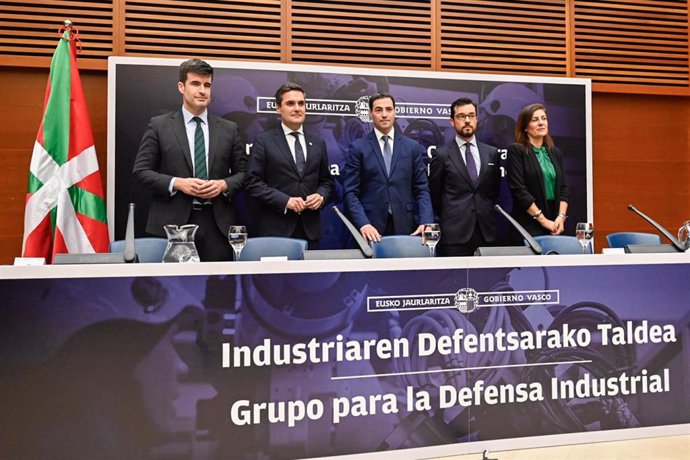 El Lehendakari, Imanol Pradales, en la reunión del Grupo para la Defensa Industrial.