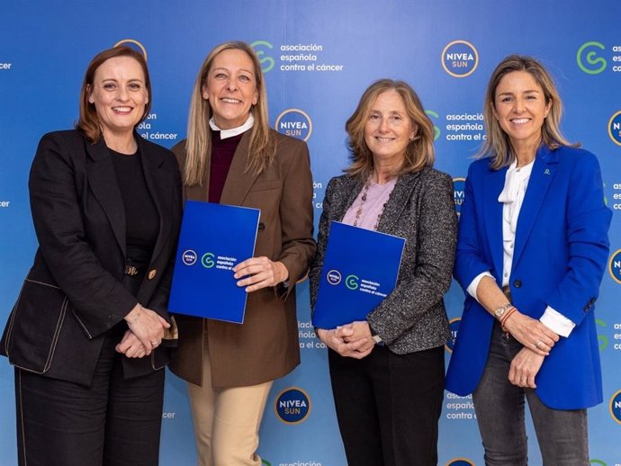 En la foto Pilar Ordax, directora de marketing de NIVEA España y Portugal, Ana María Morales, country manager Beiersdorf España y Portugal, Isabel Orbe, directora de la Asociación Española Contra el Cáncer y la Fundación Científica, y María Laviña.