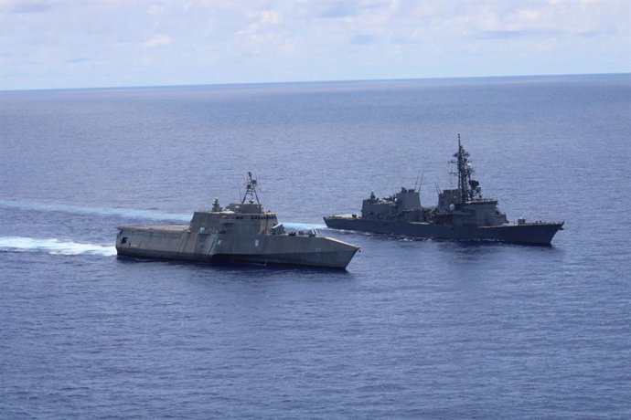 Archivo - August 2, 2022, Unknown: Handout Photo Dated July 24, 2022 of the Independence-variant littoral combat ship USS Jackson (LCS 6), sails in formation with the Japan Maritime Self-Defense Force (JMSDF) Murasame-class destroyer JS Kirisame (DD 104),