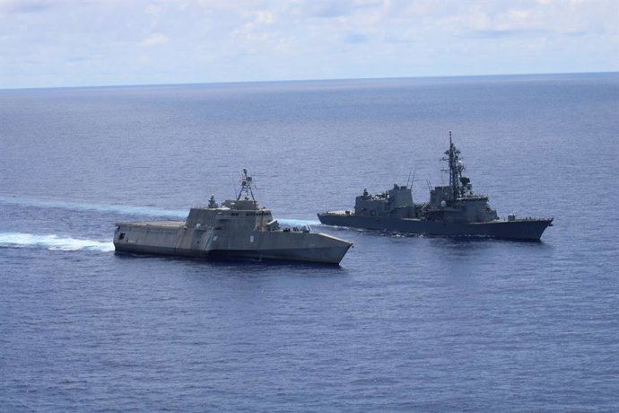 Archivo - Arquivo - 2 de agosto de 2022, Desconhecido: Foto de mão datada de 24 de julho de 2022 do navio de combate litorâneo USS Jackson (LCS 6), variante Independence, navegando em formação com o destróier JS Kirisame (DD 104) da Força Marítima de Auto