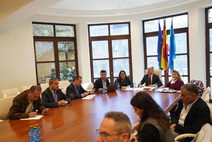 El vicepresidente primero y consejero de Economía, Comercio, Innovación Tecnológica, Turismo y Fomento, Miguel Marín, en una reunión con empresarios melillenses.