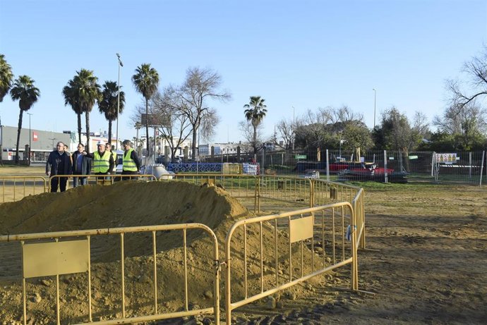El alcalde visita las obras hidráulicas y de telecomunicaciones del Parque logístico Palenquivir de Los Palacios.
