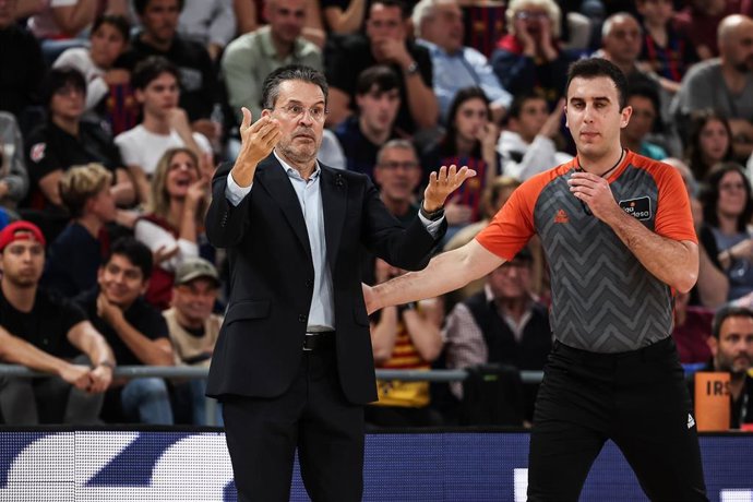 Archivo - Pedro Martinez,head coach of Valencia Basket gestures during the Liga Endesa ACB, match played between FC Barcelona and Valencia Basket at Palau Blaugrana on November 17, 2024 in Barcelona, Spain.