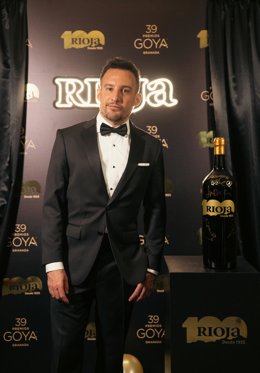 El director de cine Alejandro Aménabar posa junto a una de las dos botellas especiales Rioja Edición Centenario en la gala de Los Goya