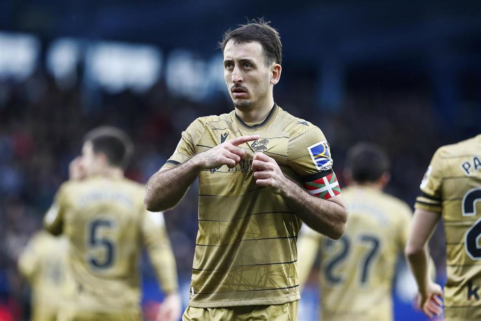 Archivo - El atacante de la Real Sociedad Mikel Oyarzabal celebrando un gol.