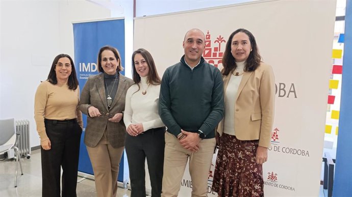 Representantes de la Asociación de Enfermeras Hospitalarias de Andalucía (Asenhoa) y del Instituto Municipal de Desarrollo Económico y Empleo de Córdoba (Imdeec).