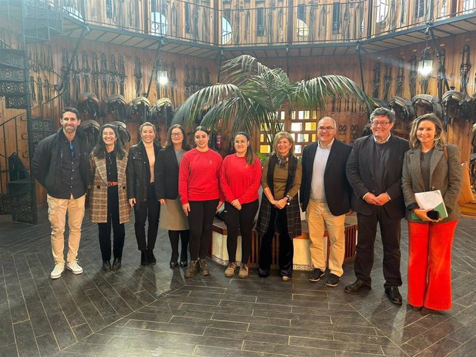 La delegada territorial de Desarrollo Educativo y Formación Profesional en la provincia de Cádiz, Isabel Paredes, y la de Turismo, Cultura y Deporte, Tania Barcelona, en una visita a la Real Escuela de Arte Ecuestre.