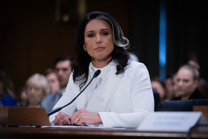 30 de janeiro de 2025, Washington, Distrito de Colúmbia, EUA: TULSI GABBARD, nomeada pelo presidente Donald Trump para o cargo de diretora de inteligência nacional, enfrentou um intenso interrogatório dos senadores democratas em sua audiência de confirmaç