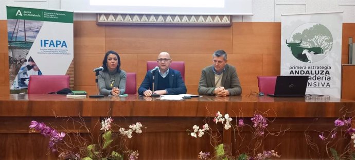 Manuel Gómez (centro), entre Marta Bosquet y Francisco Acosta,  interviene en Córdoba en la jornada sobre la I Estrategia Andaluza de la Ganadería Andaluza.