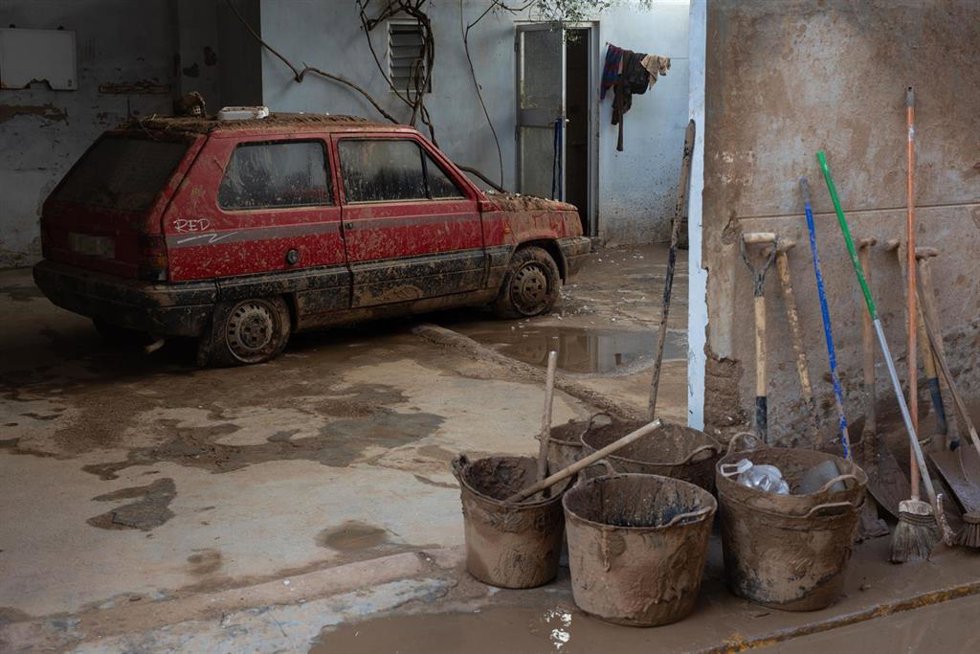 Archivo - Una coche manchado de barro por los efectos de la DANA, a 10 de noviembre de 2024, en Catarroja, Valencia, Comunidad Valenciana (España). 