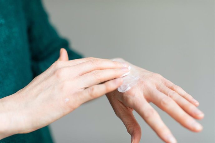 Archivo - Imagen de archivo de una mujer con crema.