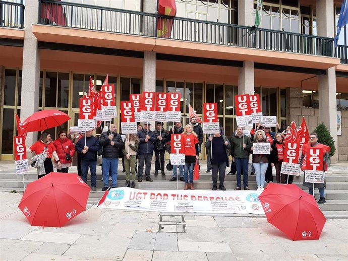 UGT Servicios Públicos (UGT SP) de Córdoba se concentra ante las puertas del Ayuntamiento de la capital por el servicio de Ayuda a Domicilio.