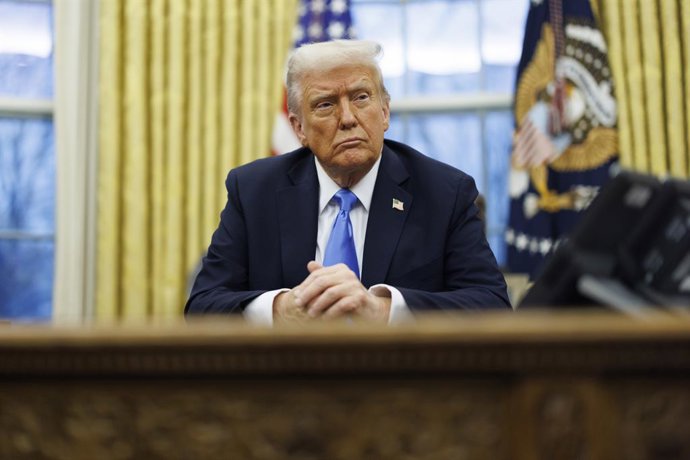 11 de fevereiro de 2025, Washington, Distrito de Columbia, EUA: O presidente dos EUA, Donald Trump, faz comentários para a mídia no Salo Oval da Casa Branca, enquanto se reúne com Elon Musk, em Washington DC, na tera-feira.