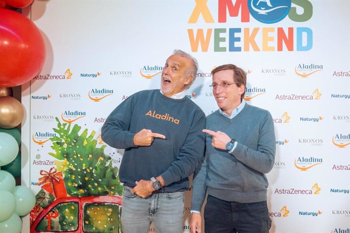 Archivo - El fundador de Aladina, Paco Arango, junto al alcalde de Madrid, José Luis Martínez-Almeida, en el mercadillo 'Xmas weekend', que recauda fondos este fin de semana contra el cáncer infantil.