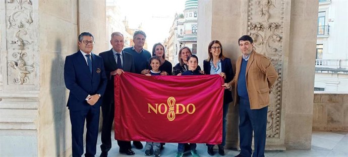 Antonio Toledano y Adriana Martel con el alcalde de Sevilla por su participación en el Mundial de Golf Junior