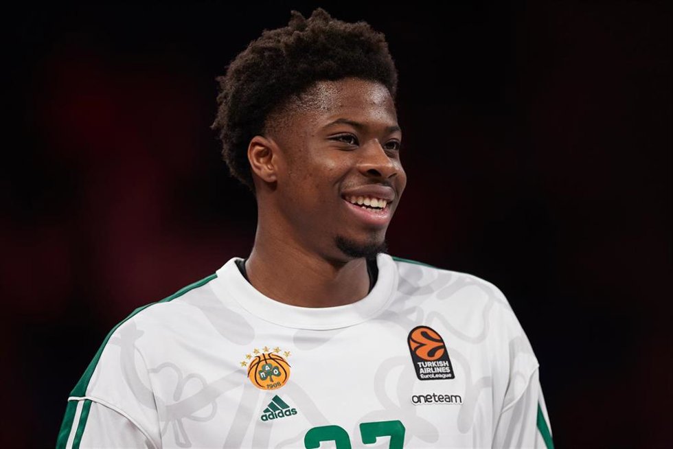 Archivo - Kostas Antetokounmpo of Panathinaikos AKTOR Athens looks on prior the 2023-2024 Turkish Airlines EuroLeague Regular Season Round 18 game between Baskonia Vitoria Gasteiz and Panathinaikos AKTOR Athens at Fernando Buesa Arena on January 3, 2024