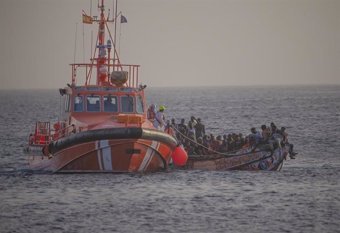 Archivo - Decenas de migrantes rescatados por Salvamento Marítimo cerca del Puerto de la Restinga, a 28 de noviembre de 2024, en El Hierro, Santa Cruz de Tenerife, Tenerife, Canarias (España).