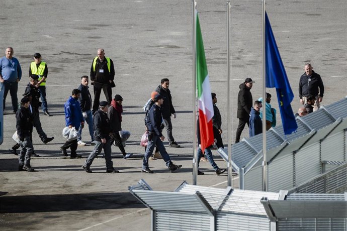 28 de janeiro de 2025, Shengjin, Albânia: Um grupo de migrantes visto entrando no ponto de acesso. 49 migrantes, de Bangladesh, Egito, Costa do Marfim e Gâmbia, que partiram da Líbia, chegaram ao porto albanês de Shengin a bordo do navio italiano Cassiope