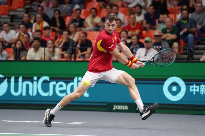 Archivo - Pedro Martinez Portero of Spain in action against Alexei Popyrin of Australia during the Davis Cup 2024, Group B, tennis match played between Australia and Spain at Fuente de San Luis on September 15, 2024, in Valencia, Spain.