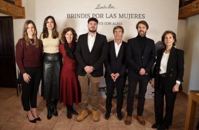 La concejala de Turismo, Eventos y Marca Ciudad, Blanca Jiménez, junto a los hijos de la actriz vallisoletana Concha Velasco y representantes de Bodegas Emilio Moro