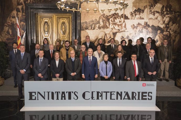 Collboni durante el acto de entrega de las distinciones este miércoles en el Saló de Cent del Ayuntamiento de Barcelona