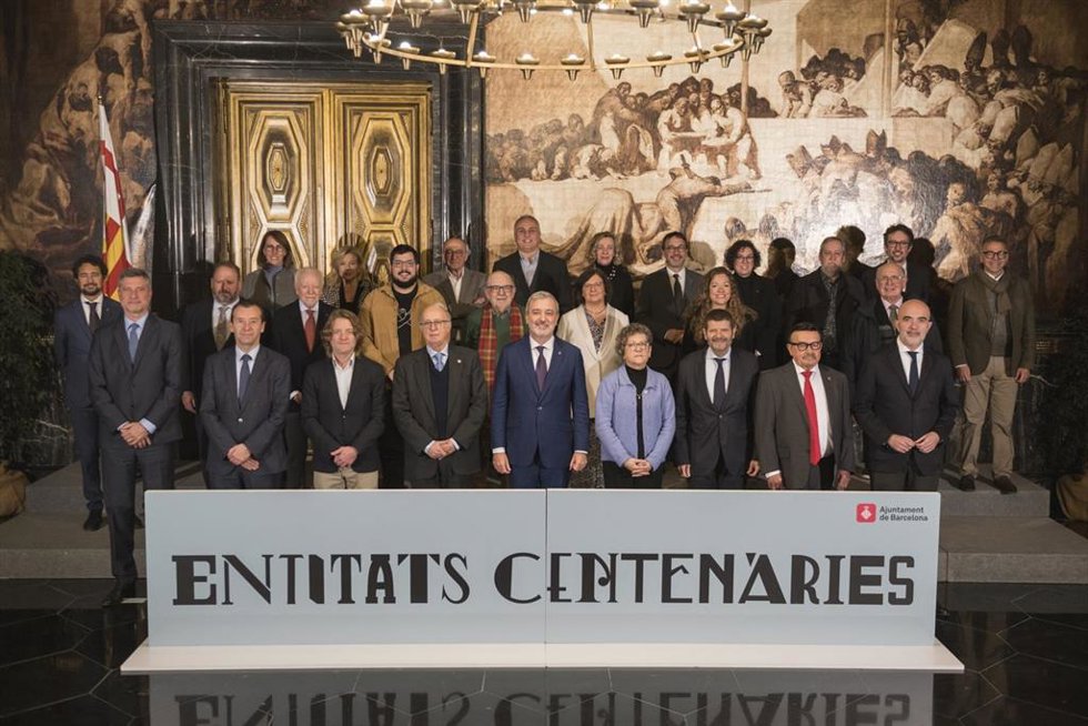 Collboni durante el acto de entrega de las distinciones este miércoles en el Saló de Cent del Ayuntamiento de Barcelona