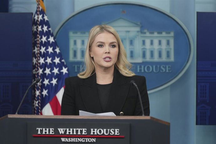 5 de fevereiro de 2025, Washington, Distrito de Columbia, EUA: A secretária de imprensa da Casa Branca, Karoline Leavitt, realiza uma reunião na Casa Branca em Washington, DC, em 5 de fevereiro de 2025