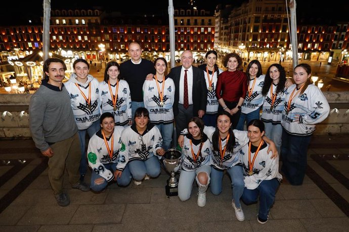 El alcalde de Valladolid, Jesús Julio Carnero, junto a la concejala de Participación Ciudadana y Deportes, Mayte Martínez, el entrenador del equipo, Dani Díez, y de las jugadoras