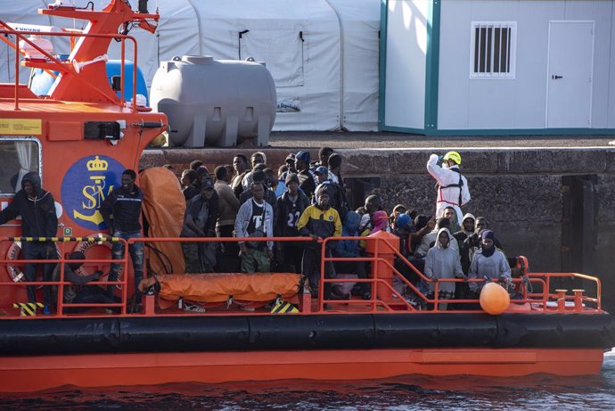 Archivo - Una lancha de Salvamento Marítimo tras el rescate de un cayuco a su llegada al Puerto de la Restinga, a 3 de diciembre de 2024, en El Hierro, Santa Cruz de Tenerife, Tenerife, Canarias (España). En el cayuco se encontraban 121 personas, entre el