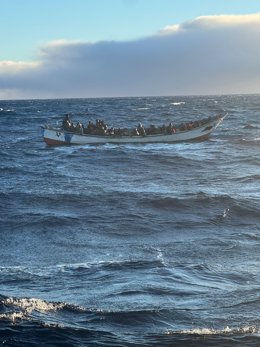 Cayuco localizado en aguas de El Hierro con 67 migrantes a bordo