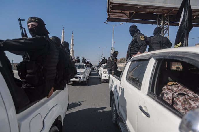 Archivo - 24 June 2022, Palestinian Territories, Al-Shati: Members of the Saraya al-Quds Brigades, the armed wing of the Palestinian Islamic Jihad movement take part in a military parade. Photo: Mohammed Talatene/dpa