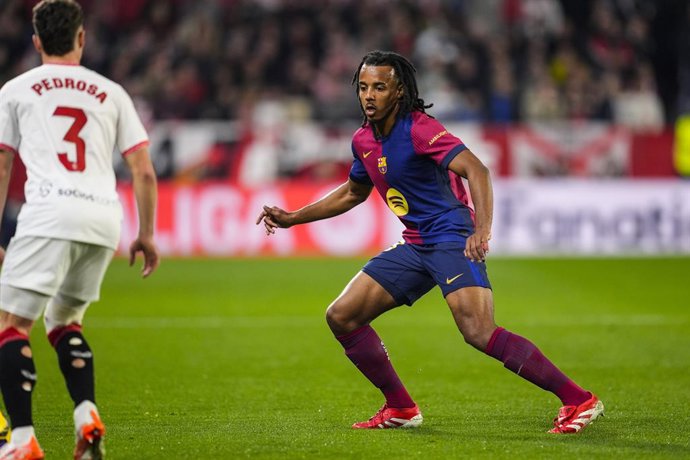 Jules Kounde, do FC Barcelona, em ação durante a partida de futebol do campeonato espanhol, LaLiga EA Sports, disputada entre Sevilla FC e FC Barcelona no estádio Ramon Sanchez-Pizjuan em 9 de fevereiro de 2025, em Sevilla, Espanha.