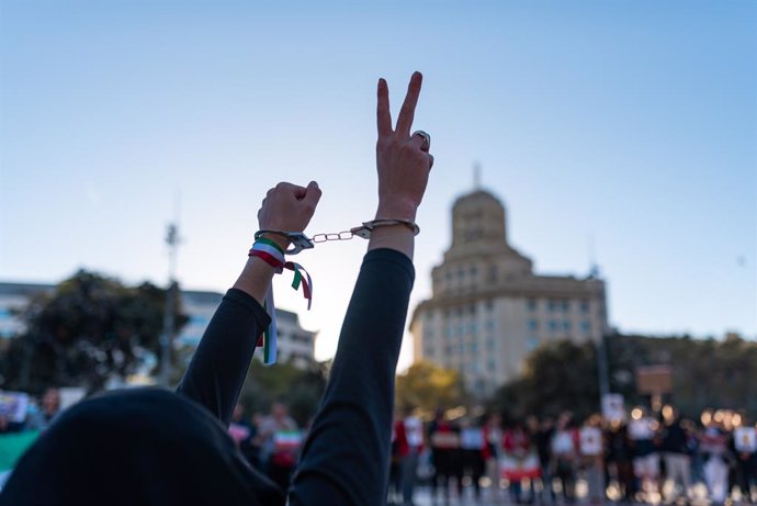 Archivo - 05 November 2022, Spain, Barcelona: A woman takes part in a demonstration over the death of Mahsa Amini, who died in police custody in Iran after being detained for allegedly not wearing a head scarf (hijab) "properly'' in public. Photo: Davide 