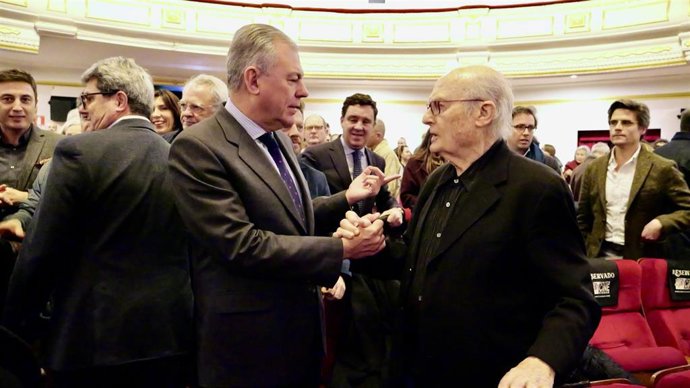 El alcalde de Sevilla, José Luis Sanz, junto al artista Luis Gordillo.