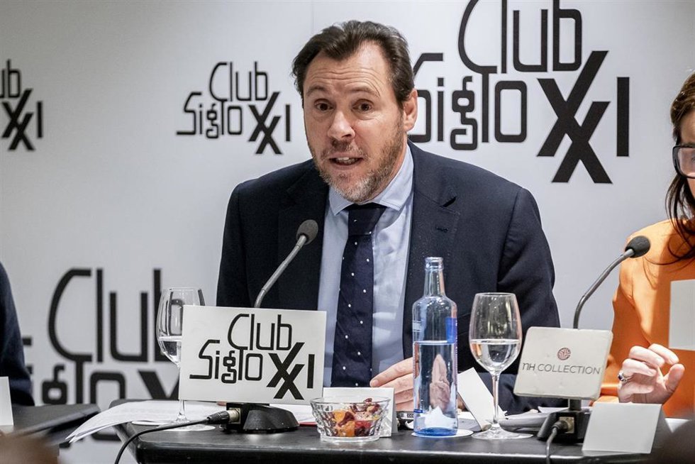 El ministro de Transportes y Movilidad Sostenible, Óscar Puente, durante un debate sobre la revista Triunfo, en el Edificio Eurobuilding, a 12 de febrero de 2025, en Madrid (España). 