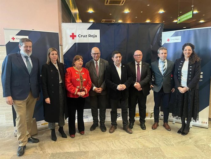 Foto familiar del acto de entrega de los reconocimientos a las empresas y entidades que han colaborado durante 2024 con Cruz Roja en la provincia de Jaén.