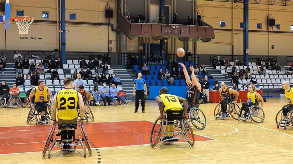 Archivo - Imagen de un partido de baloncesto en silla entre el CD Ilunion y el Amiab Albacete