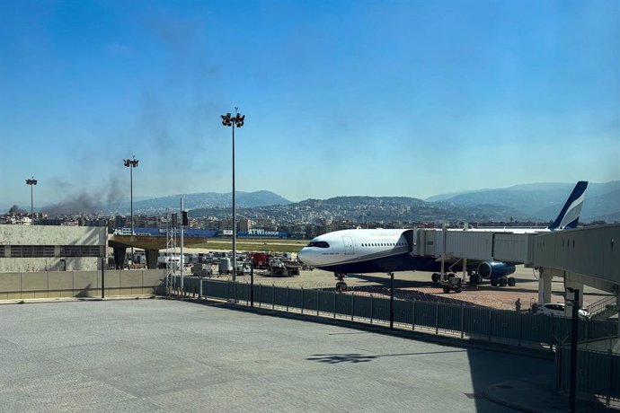 Archivo - 06 October 2024, Lebanon, Beirut: A plane can be seen on the tarmac as Australian Government officials assist Australians to depart Lebanon from Beirut Airport to Larnaca. Photo: -/DEPARTMENT OF FOREIGN AFFAIRS AND TRADE/dpa - ATTENTION: editori