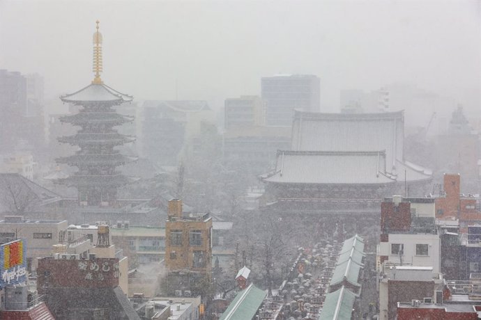 Archivo - 06 January 2022, Japan, Tokyo: Snow falls over the Sensoji Temple in Asakusa. Heavy snowfall hit Tokyo for the first time in the year. Photo: Rodrigo Reyes Marin/ZUMA Press Wire/dpa