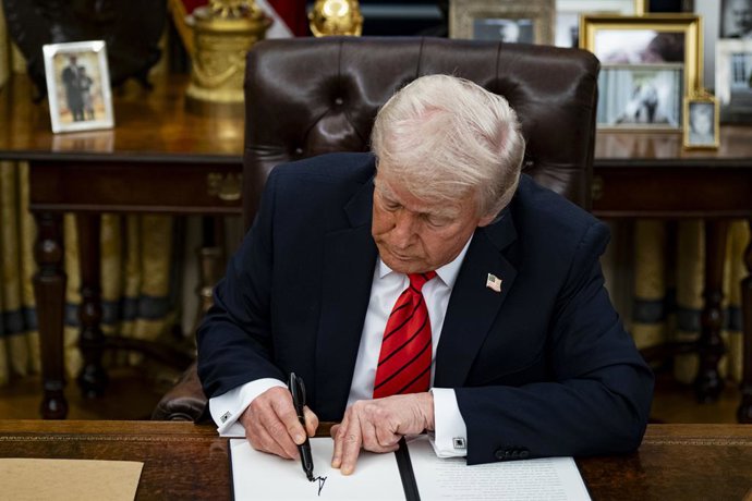 10 de fevereiro de 2025, Washington, Distrito de Columbia, EUA: O presidente dos EUA, Donald Trump, assina uma ordem executiva no Salão Oval da Casa Branca em Washington, DC, EUA, na segunda-feira, 10 de fevereiro de 2025. Trump ordenou uma tarifa de 25% 
