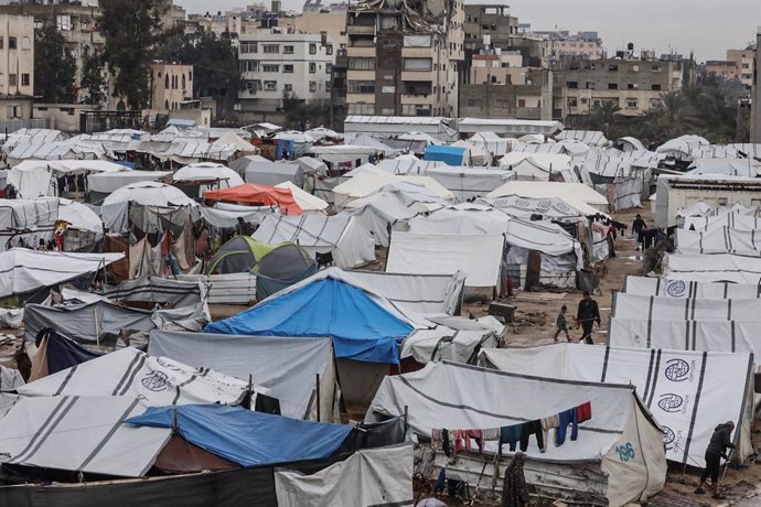 Palestinos desplazados intentan refugiarse en tiendas de campaña en la ciudad de Gaza