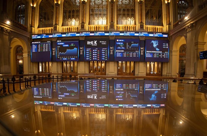 Archivo - Paneles del Ibex, en el Palacio de la Bolsa de Madrid, a 9 de enero de 2024, en Madrid (España). El Ibex 35 registraba al mediodía de este jueves, 9 de enero, un alza de un 0,5%, hasta situarse en los 11.857,1 puntos, en una jornada en la que Wa
