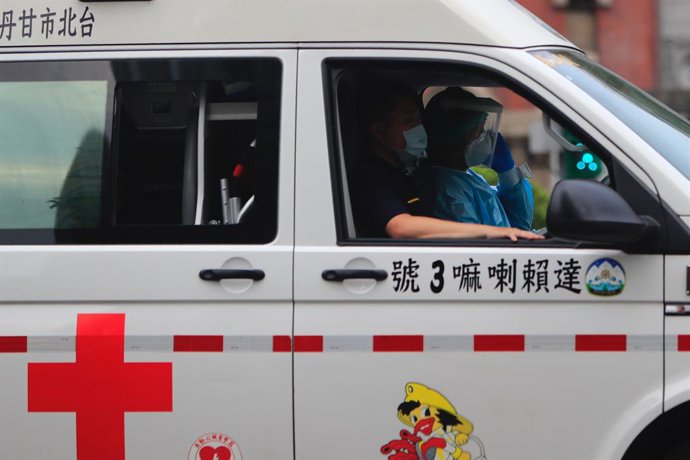 Archivo - Arquivo - 22 de maio de 2021, INT, Taipei, Taiwan: Um paramédico usando um equipamento de proteção individual visto em uma ambulância, enquanto as pessoas são instadas a ficar em casa após um surto de casos de Covid-19 adquiridos localmente. Com