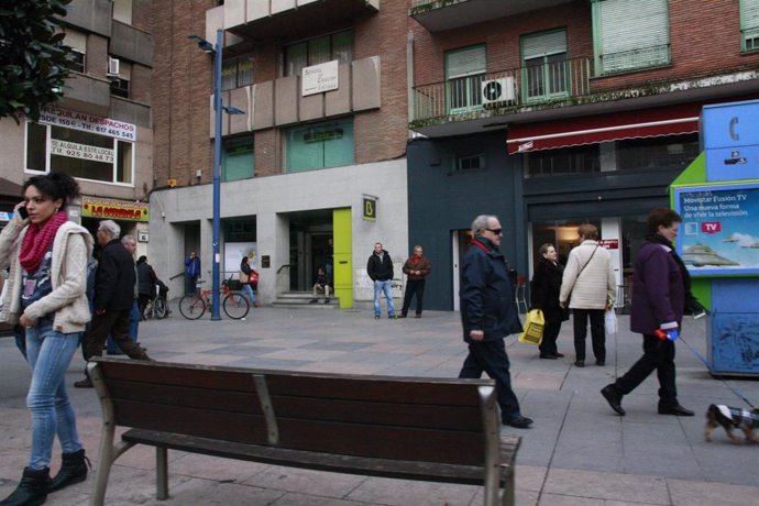 Archivo - Plaza, banco, gente caminando, Señoras, Fachada