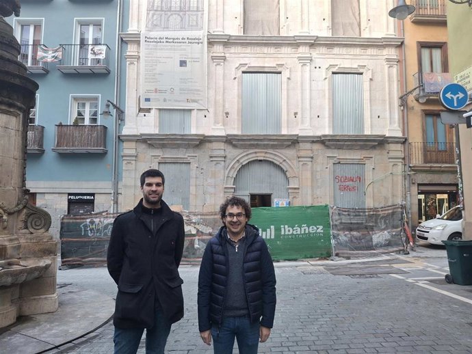 Carlos Guzmán, portavoz parlamentario de Contigo-Zurekin, y Txema Mauleón, concejal en el Ayuntamiento de Pamplona, junto al futuro Instituto Navarro de la Memoria.