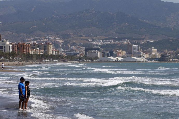 Archivo - Paseantes disfrutan de la playa de Sacaba en una imagen de archivo 