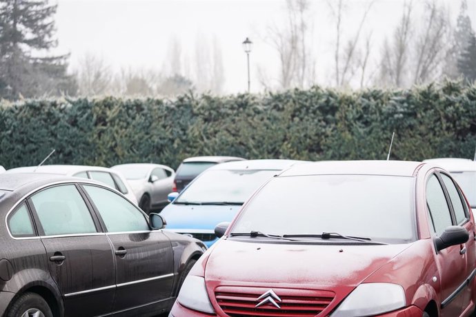 Archivo - Heladas en los parabrisas de varios coches, a 9 de febrero de 2023, en Vitoria-Gasteiz, Álava, País Vasco (España).
