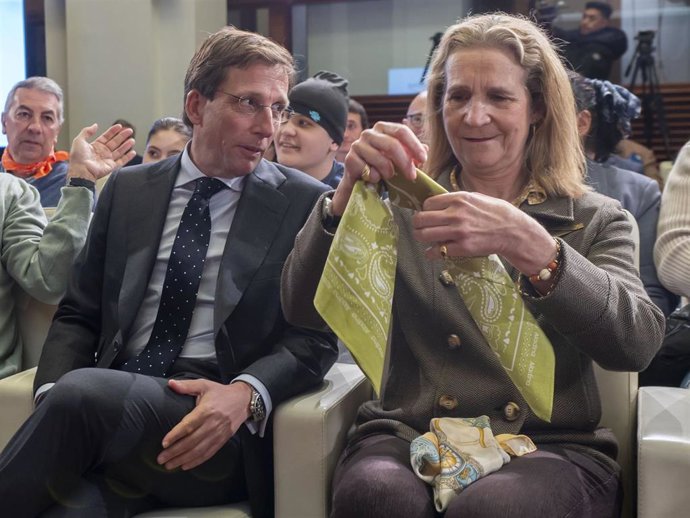 José Luis Martínez-Almeida y la infanta Elena, durante la presentación del primer centro asistencial de día en España para niños con cáncer y sus familias de la Fundación Aladina